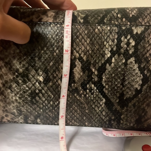 Victoria’s Secret snakeskin print tote style purse, multiple pockets, mirror - Picture 10 of 12